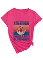 Detailansicht eines leuchtend pinkfarbenen V-Ausschnitt-T-Shirts mit Retro-Grafik - Fuchsia