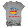 Λεπτομερής προβολή του γραφικού 'I'm Just Here for the Wieners' σε γκρι t-shirt. - S / Tops / σκούρο γκρι