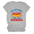 Λεπτομερής προβολή γκρι T-shirt με το γραφικό hot dog 'I'M JUST HERE FOR THE WIENERS' - S / Tops / Ανοιχτό γκρι