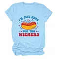 Λεπτομέρεια αστείου τυπώματος hotdog 'I'm Just Here for the Wieners' σε μπλε μπλουζάκι - S / Tops / Ανοιχτό μπλε