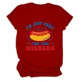 Λεπτομέρεια κόκκινου t-shirt με το σχέδιο I'm Just Here for the Wieners hotdog - S / Tops / Κόκκινο