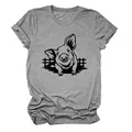 Gros plan de l'imprimé cochon mignon sur un t-shirt gris à col rond pour femme décontracté. - S / Hauts / Gris Foncé (Texte Noir)