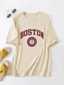 Beige oversized dames-T-shirt met een 'Boston US 1630' grafische print in collegestijl - S / Tops / Zandkleur
