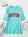 Detailweergave van casual oversized lichtblauw t-shirt met rode Boston grafische print - S / Top (3811) / Diep Waterblauw