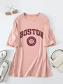 Detailopname van roze oversized T-shirt met donkerrode Boston 1630 grafische print - S / Tops / Vleesroze