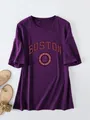 Detailweergave van de Boston US 1630 grafische print op een paars oversized T-shirt - Donkerpaars