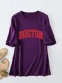 Casual oversized paars T-shirt met een rode gebogen Boston-tekstprint op de borst - Donkerpaars