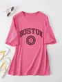 Detailweergave van roze oversized T-shirt met vintage Boston 1630 grafische print - Rozerood