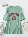 Detailweergave van het saliegroene Boston US 1630 vintage oversized dames t-shirt. - Lichtgroen