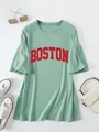 Oversized groen T-shirt met opvallende rode Boston-grafische print plat gelegd - Lichtgroen