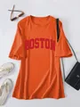Detailopname van een oversized oranje dames T-shirt met rode Boston-bedrukking - Oranje