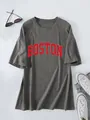 Detailweergave van grijs oversized dames t-shirt met rode Boston-print en modeaccessoires - donkergrijs
