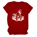 Dettaglio della stampa grafica a testa di maiale bianco su una t-shirt rosso vino - Taglia S / Top / Rosso
