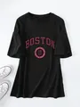 Zwart oversized T-shirt met rode Boston US 1630 grafische opdruk op witte achtergrond - Zwart