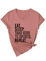 Détail du message EAT SLEEP TAKE KIDS TO SPORTS sur un T-shirt rose poudré à col en V pour femmes - S / Hauts / Or rose