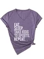 Détail du t-shirt violet pour femme à col en V avec slogan sportif imprimé en blanc. - S / Hauts / Violet