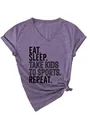 Gros plan d'un t-shirt violet à col en V avec le slogan EAT SLEEP TAKE KIDS. - S / Hauts / Violet