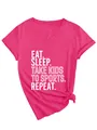Détail d'un t-shirt rose à col en V avec impression blanche 'Eat Sleep Kids Sports' - S / Hauts / Rose rouge