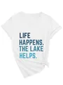 Detailopname van een wit T-shirt met V-hals en blauwe tekst 'Life Happens The Lake Helps' - S / Tops / Wit
