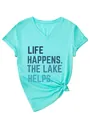 Detail van een turquoise T-shirt met V-hals en Life Happens The Lake Helps slogan print - S / Tops / Diep Waterblauw