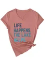 Detail van het roze T-shirt met V-hals en 'Life happens. The lake helps.' print. - Roségoud