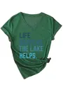 Detail van groen dames T-shirt met V-hals en tekstprint 'LIFE HAPPENS THE LAKE HELPS' - Vintage Groen