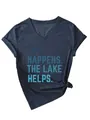 Detailopname van blauw dames-T-shirt met V-hals en 'LIFE HAPPENS. THE LAKE HELPS.' print - Marineblauw