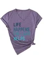 Detailweergave van paars dames T-shirt met V-hals en tekst Life Happens The Lake Helps. - Paars