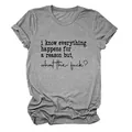 Dettaglio di una maglietta grigia con testo 'i know everything happens for a reason' - Taglia S / Top / Grigio Scuro (Carattere Nero)