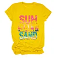 Vista dettagliata della t-shirt gialla a girocollo con stampa SUN SALT SAND mare - Taglia S / Top / Giallo