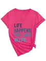 Detailweergave van een magenta dames T-shirt met V-hals en 'Life Happens. The Lake Helps.' print - Rozerood