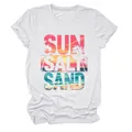 Vista dettagliata della stampa grafica Sun Salt Sand su t-shirt estiva bianca da donna - Taglia S / Top / Bianco