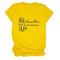 Détail d'un t-shirt jaune avec un motif graphique noir de chien doodle mama - S / Hauts / Jaune (Police Noire)