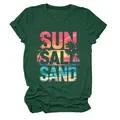 Dettaglio t-shirt donna verde scuro con stampa grafica spiaggia tropicale SUN SALT SAND - Taglia S / Top / verde retrò
