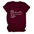 Détail de l'inscription 'doodle mama' et du graphique de chien sur un t-shirt bordeaux - S / Hauts / Bordeaux