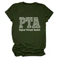 Detalle del estampado PTA Physical Therapist Assistant en una camiseta verde oliva. - S / Tops / Verde Militar