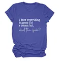 Gros plan d'un t-shirt bleu à col rond avec l'imprimé 'i know everything happens for a reason' - S / Hauts / Bleu Vintage (Police Blanche)
