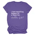 Vue détaillée du t-shirt violet pour femme avec un slogan blanc humoristique imprimé. - S / Hauts / Violet