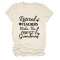 Primo piano della t-shirt Retired Teachers Make The Best Grandmas in color crema. - Taglia S / Top / Colore sabbia