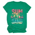 Vista dettagliata di una maglietta verde girocollo con stampa grafica tropicale SUN SALT SAND. - Taglia S / Top / Verde Scuro