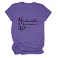 Vue détaillée de l'imprimé doodle mama sur ce t-shirt violet en coton pour femme - S / Hauts / Violet (Texte Noir)
