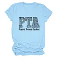 Detalle del estampado de Physical Therapist Assistant en camiseta azul claro - S / Tops / Azul Claro (Letras Negras)