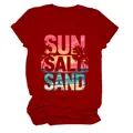 Vista dettagliata della vivace stampa grafica tropicale 'SUN SALT SAND' su rosso - Taglia S / Top / Rosso