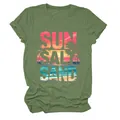 Dettaglio della t-shirt verde oliva con stampa grafica tropicale 'Sun Salt Sand' - Taglia S / Top / Verde oliva