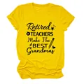 Vista detallada del estampado 'Retired Teachers Make The Best Grandmas' en camiseta amarilla - S / Tops / Amarillo