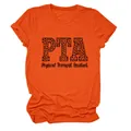 Detalle del texto PTA con estampado de leopardo en una camiseta naranja de asistente. - S / Tops / Naranja