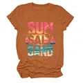 Dettaglio della stampa grafica Sun Salt Sand su t-shirt estiva da donna arancione. - Taglia S / Top / arancio bruciato