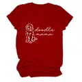 Vue détaillée du graphisme blanc doodle mama dog imprimé sur un t-shirt rouge - S / Hauts / Rouge (Police Blanche)