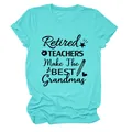 Detalle de camiseta turquesa con estampado Retired Teachers Make The Best Grandmas - S / Tops / Azul Agua Profunda (Fuente Negra)