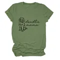 Gros plan sur un T-shirt vert olive avec motif de chien doodle et texte doodle mama. - S / Hauts / Vert olive